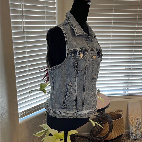 Maurices Light Blue Denim Vest Size L EUC - Picture 3 of 9